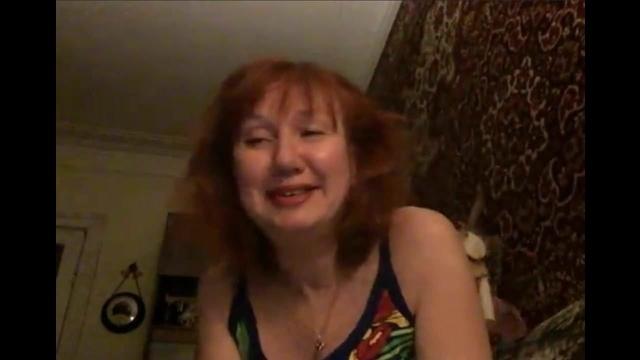 Зрелая дама с рыжими волосами показала на камеру обвисшие сиськи