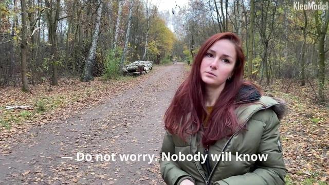 Рыжая красотка обнажила сиськи посреди дороги и сделала хахалю минет