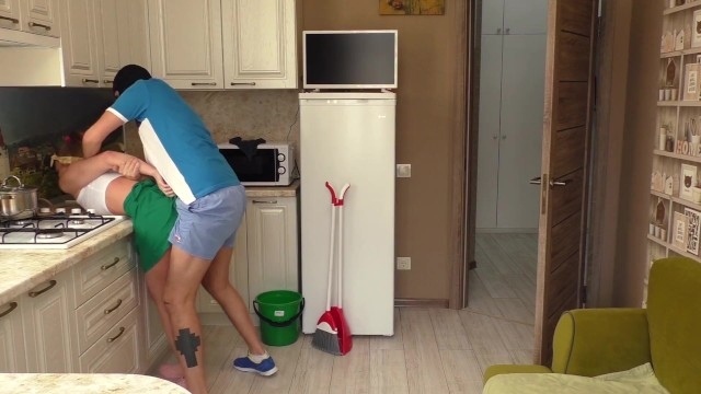 Мужик в балаклаве набросился на хозяйку дома и принялся жарить ее в очко