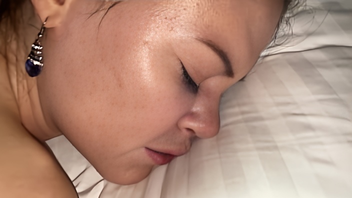 Телочка крепко спит после снотворного и принимает в вагину болт мужа