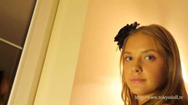 Привлекательная студентка в розовом белье засветила перед камерой большой грудью