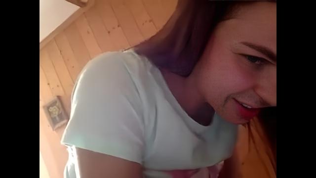 Молодая девушка с темными волосами легла на кровать, чтобы сделать партнеру минет