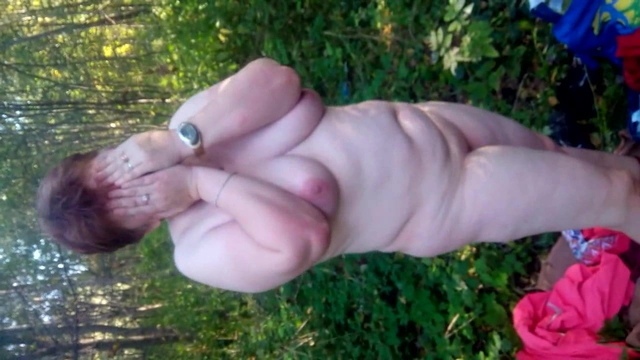 Толстая дама с обвисшими сиськами легла на спину и поласкала себя