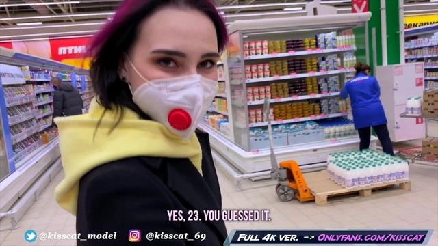 Прогуливаемся с парнем по магазину и занимаемся оральным сексом в уборной