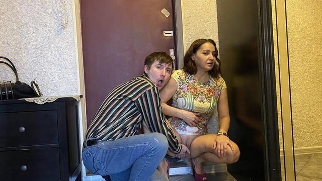 Зрелая дама в платье пригласила в гости соседа и решила взять в рот его конец