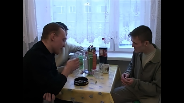 Зрелая разведенка из русской провинции напилась и пошла во все тяжкие с молодыми парнями