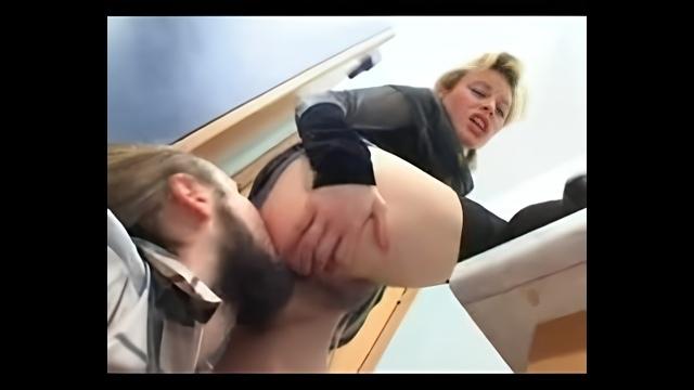 Провинциальная стерва просит гитариста делать ей куни и анилингус на кухне