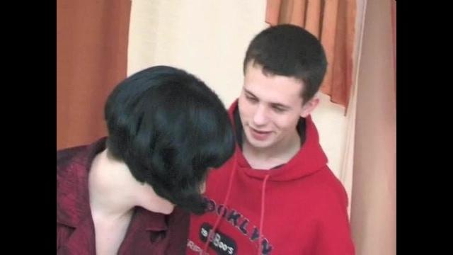 Горячая дама с короткой стрижкой ласкается с молодым соседом и дает ему в очко