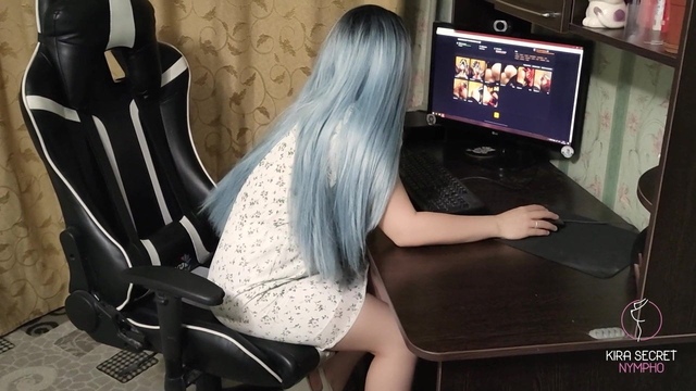 Русская девушка с длинными волосами села в кресло и занялась мастурбацией