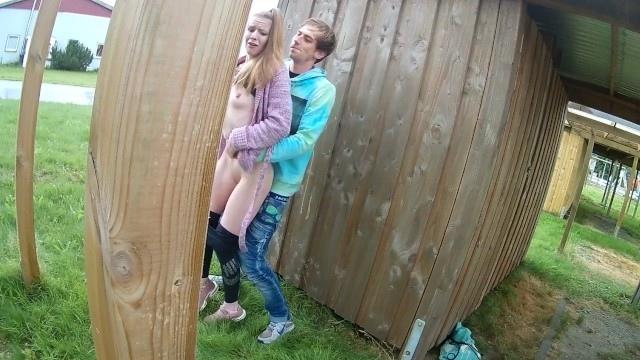 Русская давалка во дворе дома прогнулась перед хахалем и дала ему в пилотку