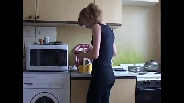 Девушка в черной майке разделась перед сожителем и дала ему в тугое очко