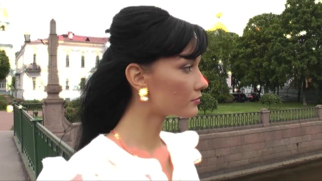 Дал в рот грудастой незнакомке и оттрахал ее в дупло на диване