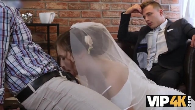 Молодая девка в свадебном платье при супруге делает минет незнакомцу