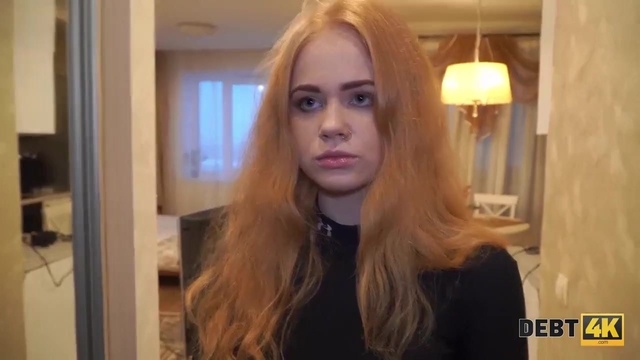 Белокурая девица привела домой пикапера, который принялся трахать ее в щель