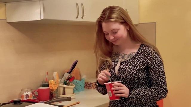 Студентка с татуировками на булках отсасывает сожителю на кухне и дает ему в пилотку