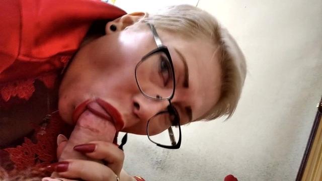 Мамка со светлыми волосами и в очках отсасывает партнеру и дрочит ему