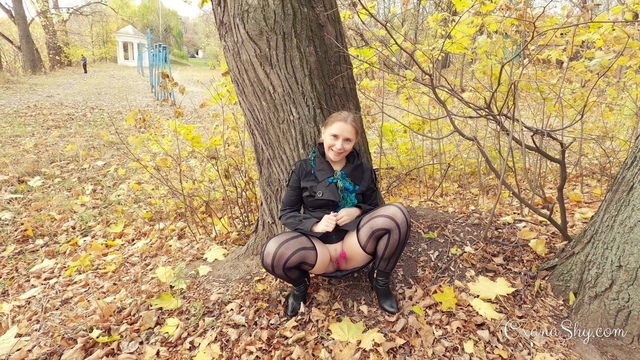 Мужик снимает на камеру как его зрелая сожительница светит писькой в общественных местах