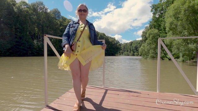 Мамочка в желтом платье и в джинсовой куртке засветила голыми булками