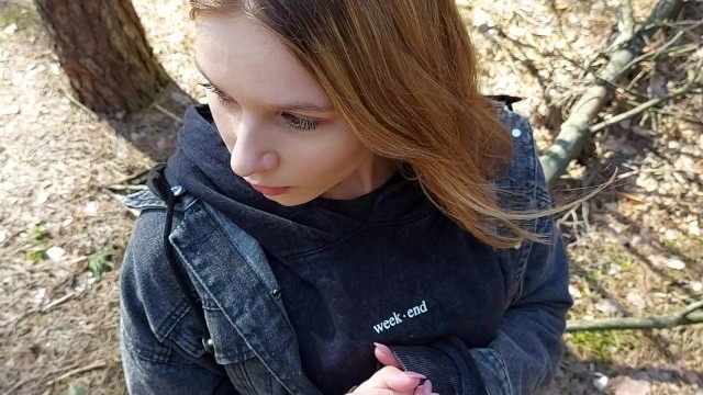 Русская милашка в джинсовой куртке делает минет в осеннем лесу