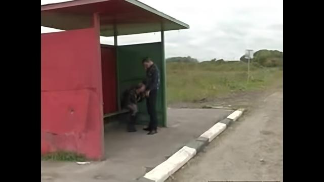 Аня с Димой из деревни чпокаются на автобусной остановке