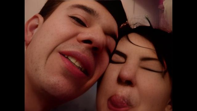 Женщина с натуральными сиськами и с темными волосами легла в ванну и приняла член мужика в щель