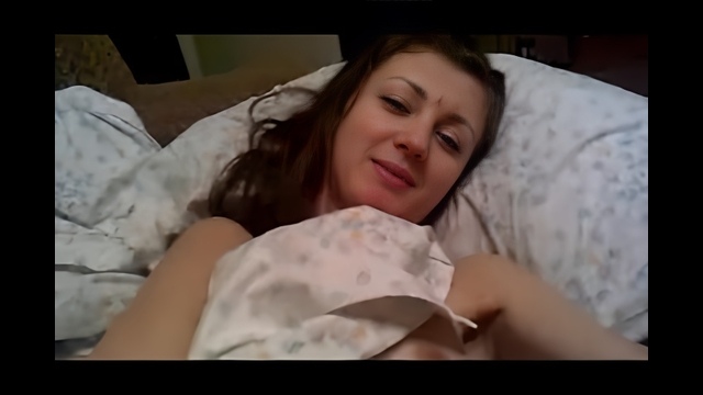 Русская телка с пухлыми губками легла рядом с ухажером и принялась сосать его пенис