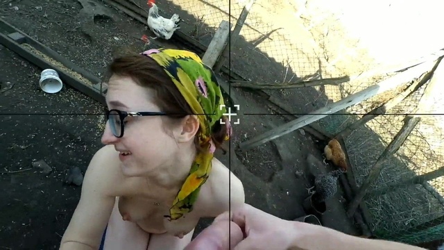 Русская телка с косынкой на голове отдалась соседу в пилотку прямо в огороде