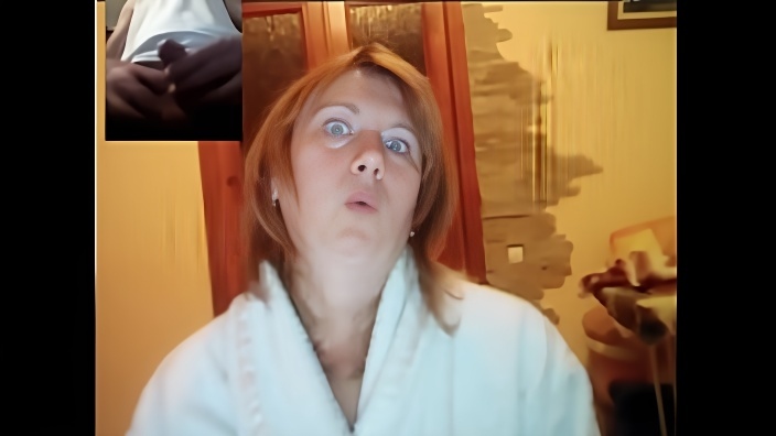 Киевская баба снимает халат и сжимает свои дойки 4 размера