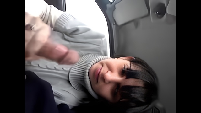 Минет в автомобиле! Замужняя баба в кофте дрочит и отсасывает в автомобиле