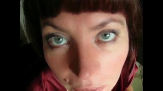 Русская мама с зелеными глазами разделась и чпокается с мачо