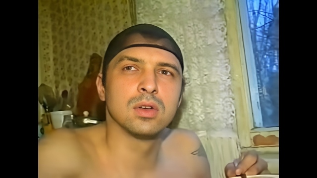 Выпившие парни жарят на квартире двух взрослых россиянок с бритыми пилотками, кончая на их лица