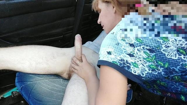 Женщина в домашнем халате склонилась над партнером, чтобы пососать его конец