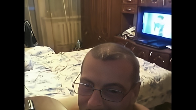 Грузчик в очках отлизал москвичке на раскладном диване и отымел её в миссионерской позе