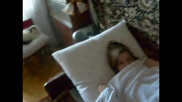 18-летняя девица с браслетом на руке подрочила пенис возлюбленного