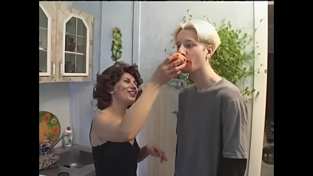 Высокий парень обменивается оралом и имеет русскую домохозяйку с кучерявыми волосами и мелкой грудью