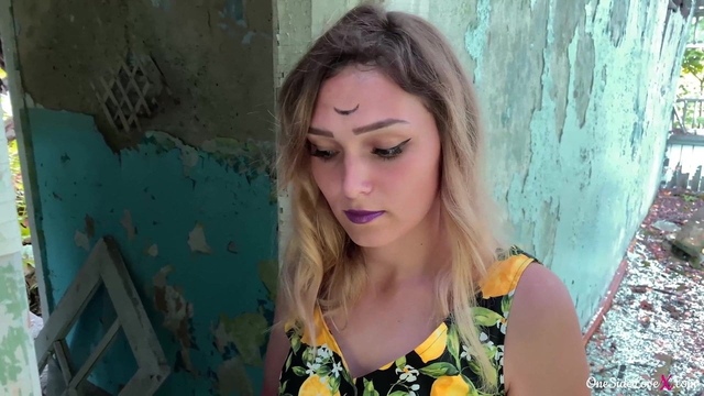 Русская милашка с крашенными волосами делает минет и глотает сперму заезжего незнакомца