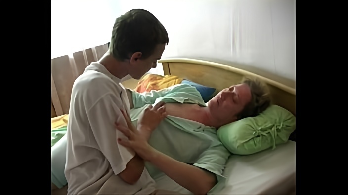 Парню не давали девушки и он разбудил соседскую пышку за 50, чтобы заняться сексом