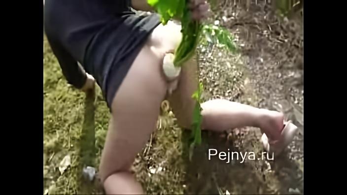 Мамаша посреди леса встала раком и засунула себе овощи в дупло