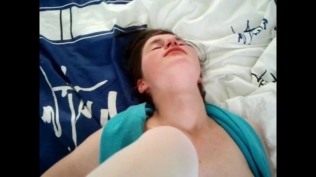 Молодая россиянка с бритой щелью легла на спину и дала сожителю в дупло