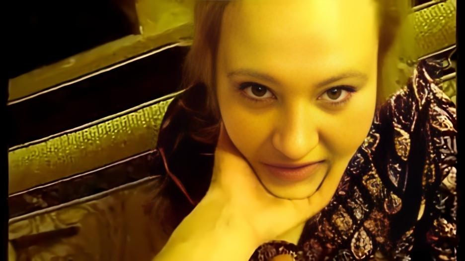 Зрелая дама с цепочкой на шее и с пухлыми губками склонилась над хахалем и взяла в рот его конец