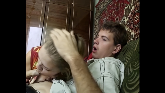 Русские молодожены из деревни занимаются сексом на фоне ковра