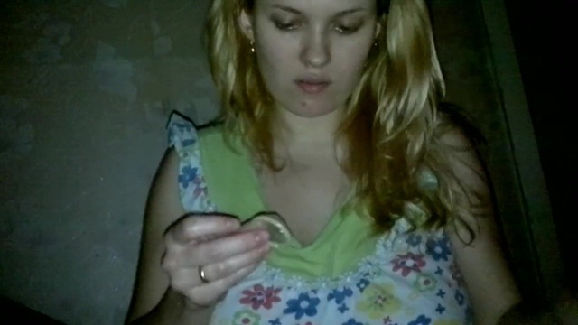 Белокурая милфа с мохнатой щелью попросила хахаля надеть презик и трахнулась с ним