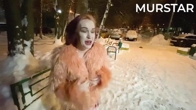 Губастая куколка в розовой шубе ублажает глубоким минетом русского пикапера