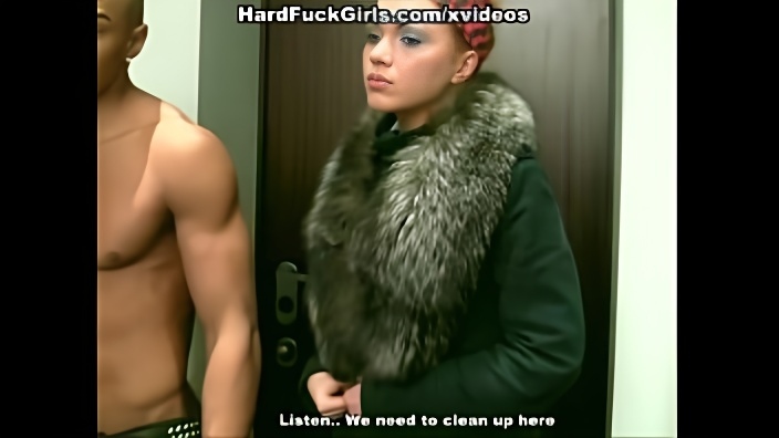 Рыжая красотка с торчащими сосочками потрахалась с несколькими партнерами на диване