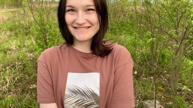 Как ты относишься к минету? Пикапер предложил незнакомой девушке отсосать ему в кустах