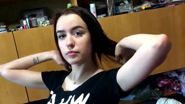 Красотка припала ротиком к члену однокурсника, а он помастурбировал ей дырочку