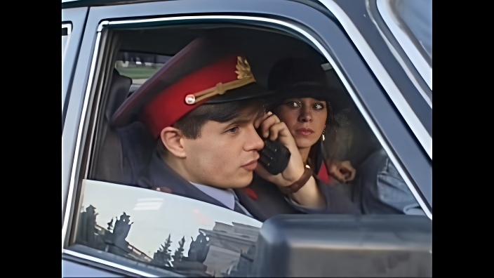 Толстая дама в милицейской фуражке ласкается с сотрудником и берет в рот его твердый ствол