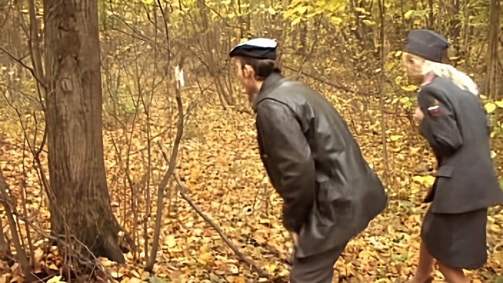 Толстая потаскуха на красном диване занимается анальным сексом с партнером