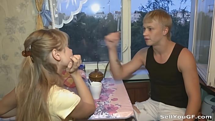 Молодая россиянка привела домой соседа и отдалась ему за спиной у сожителя