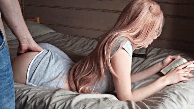 Русская соска с длинными волосами получила в пилотку болт друга в спальне